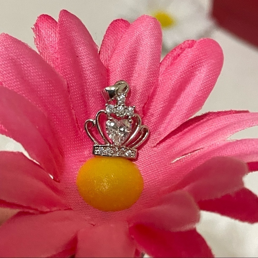 𝅺925 Cubic Zirconia sterling sliver pendent, Queens crown